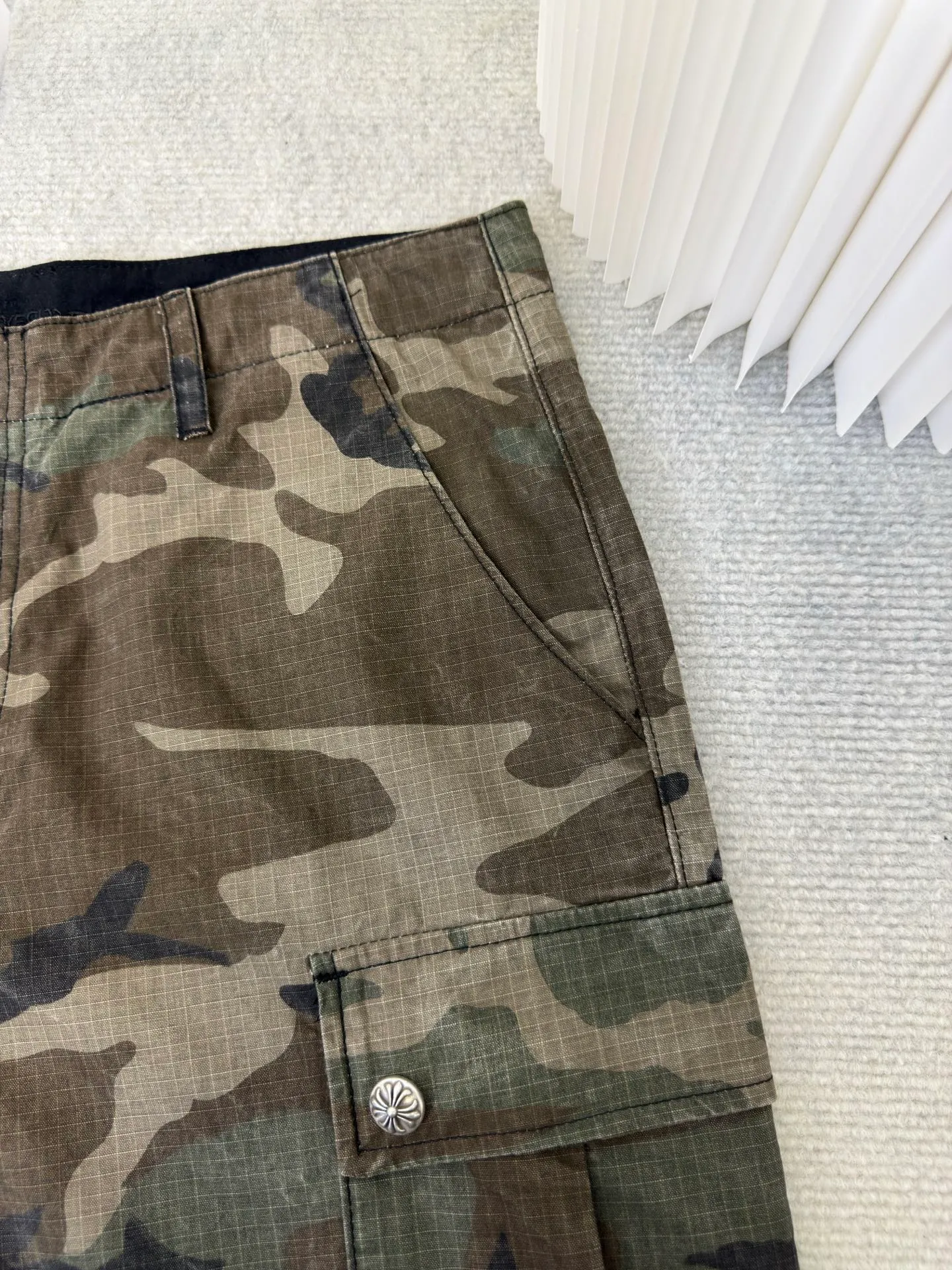 P610 Chrome Hearts camouflage leather and genuine antique silver overalls. The main fabric is dyed with fully divided camouflage. The lining is made of CH jacquard lining. The minimum order is 1000 meters. The whole pants have 14 genuine antique silver hardware. Half of the cost is in the hardware. The leather is made of imported lambskin. Hand-made edge stitching. The embroidery on the waist uses imported Tajima machine. Precision embroidery. Size 32/S 34/M 36/L